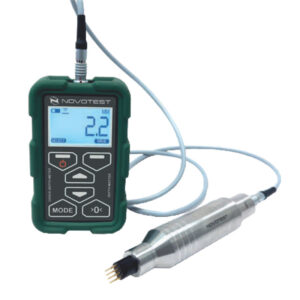 Medidor de profundidad de grietas Depth Master portátil con carcasa protectora de silicona y sondas intercambiables.